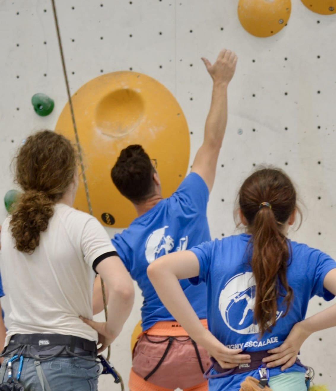 Jeune grimpeur en salle d'escalade, cours de perfectionnement à Genève