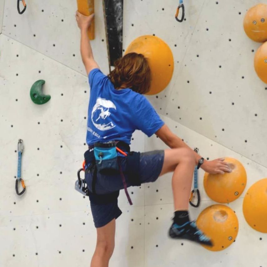 Jeune participant à une activité d’escalade de Gym Mandement